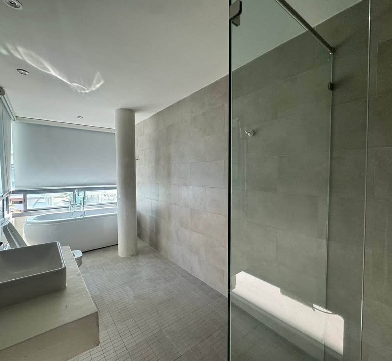 Villa moderne de 4 chambres avec piscine à louer près de la plage de Rawai