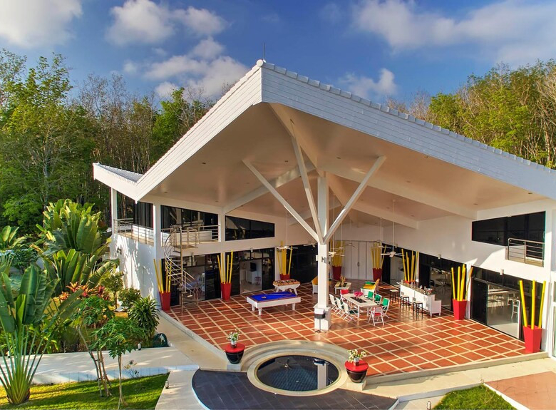Domaine privé de 5 villas à vendre près de la marina d'Ao Po, Phuket