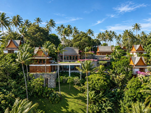 Villa Amanpuri à vendre à Phuket, avec jardins tropicaux et vue sur la mer.