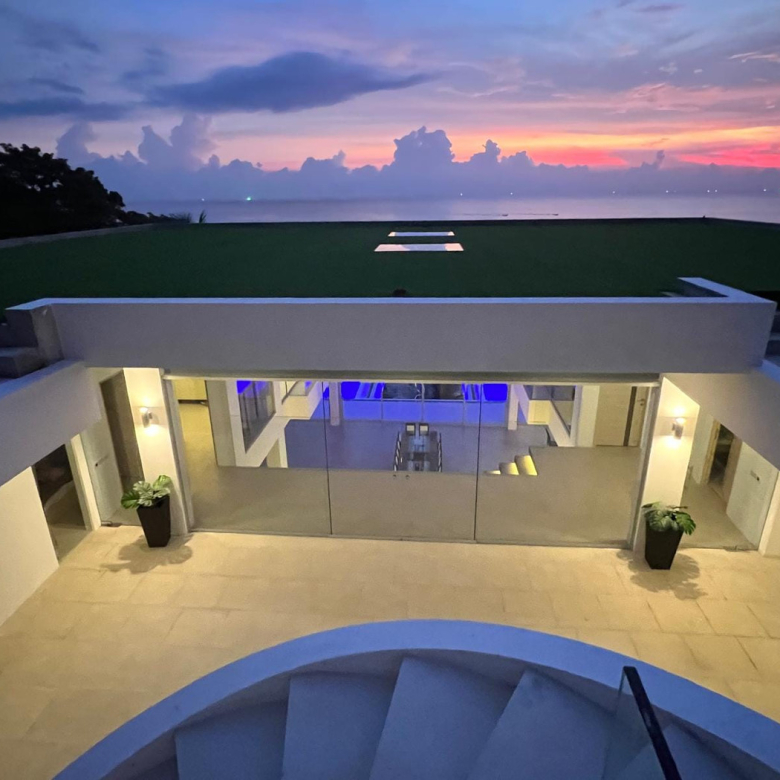 Baan Perwah – Villa de 8 chambres en bord de mer à louer à long terme à Kata
