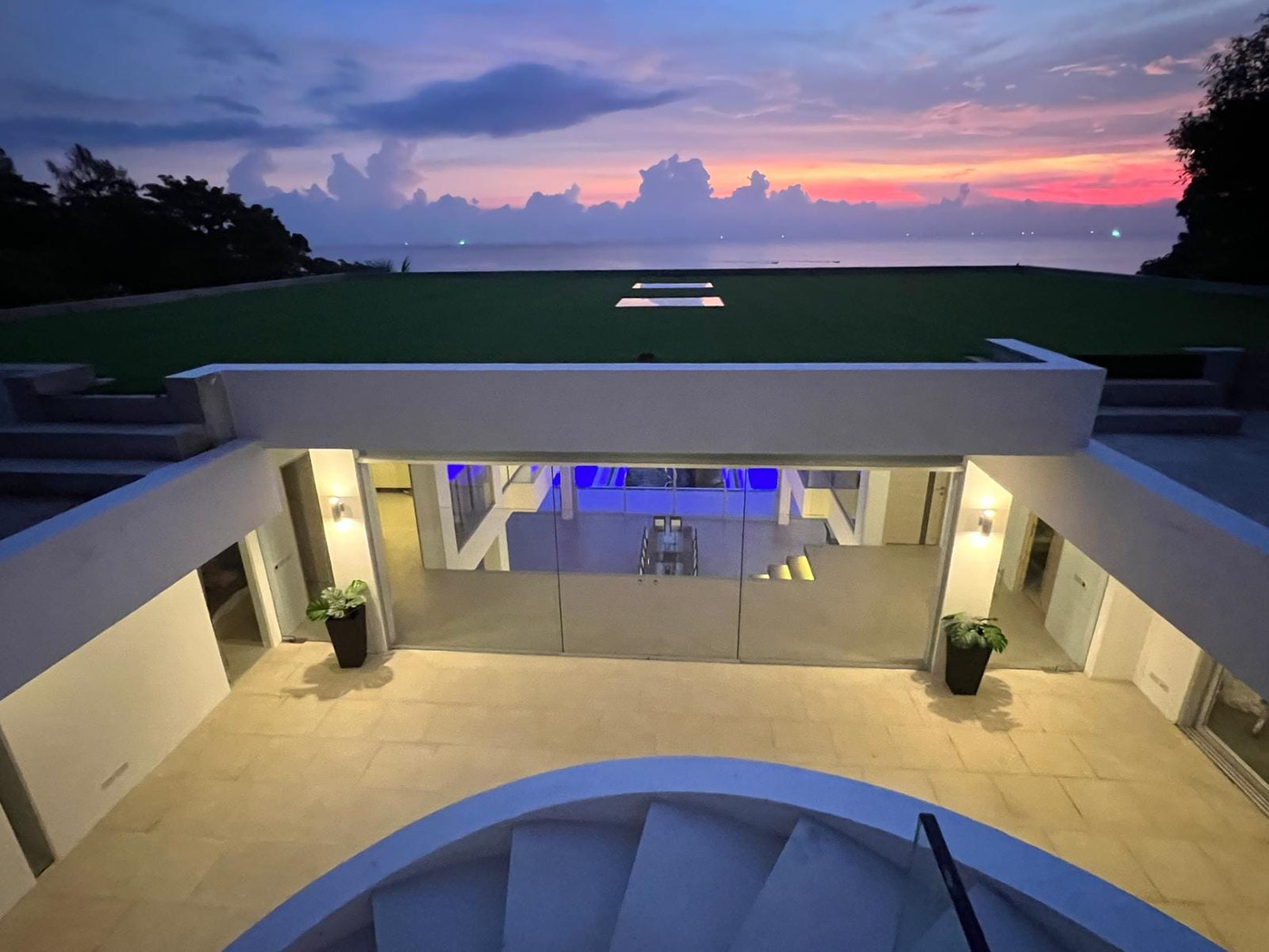 Baan Perwah – Villa de 8 chambres en bord de mer à louer à long terme à Kata