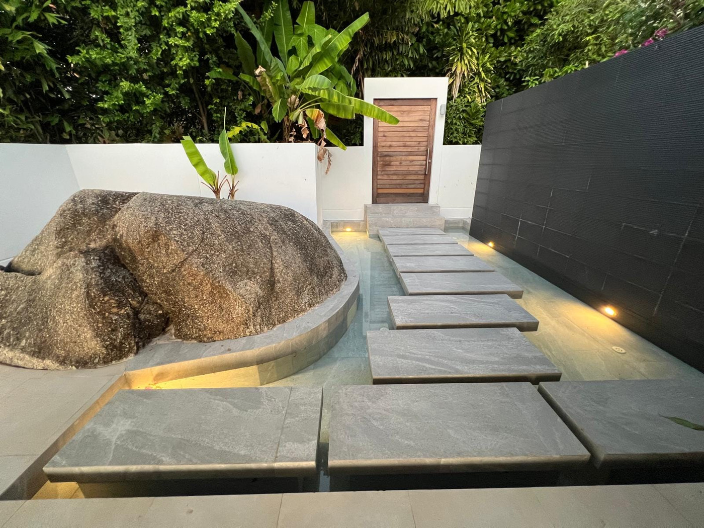 Baan Perwah – Villa de 8 chambres en bord de mer à louer à long terme à Kata