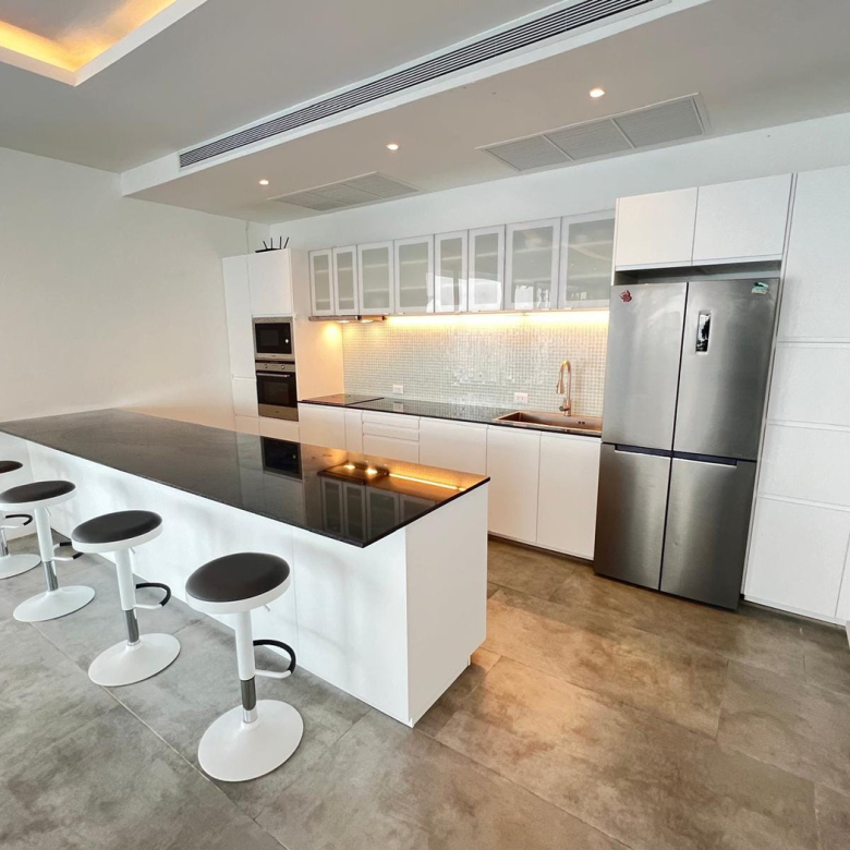 Baan Perwah – Villa de 8 chambres en bord de mer à louer à long terme à Kata