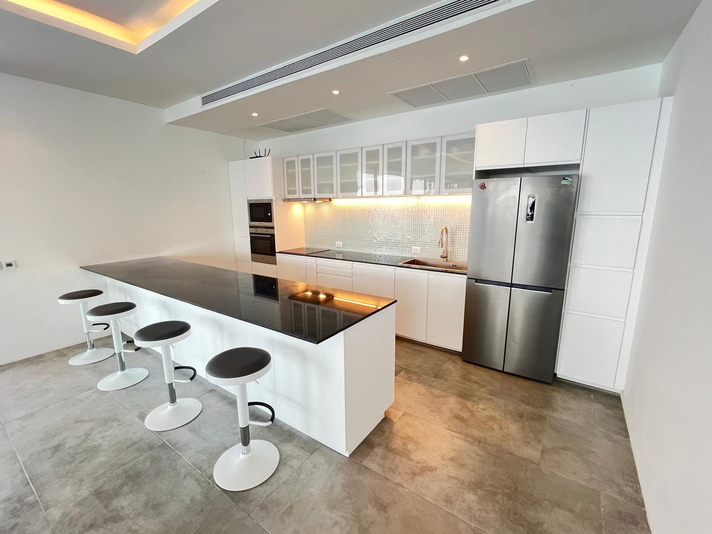 Baan Perwah – Villa de 8 chambres en bord de mer à louer à long terme à Kata