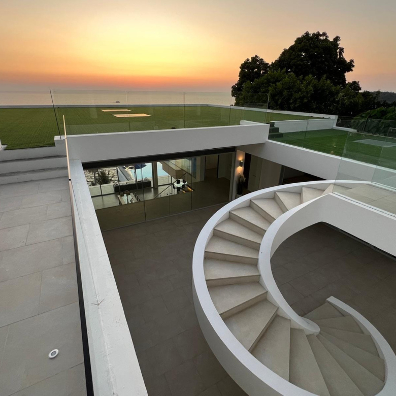 Baan Perwah – Villa de 8 chambres en bord de mer à louer à long terme à Kata