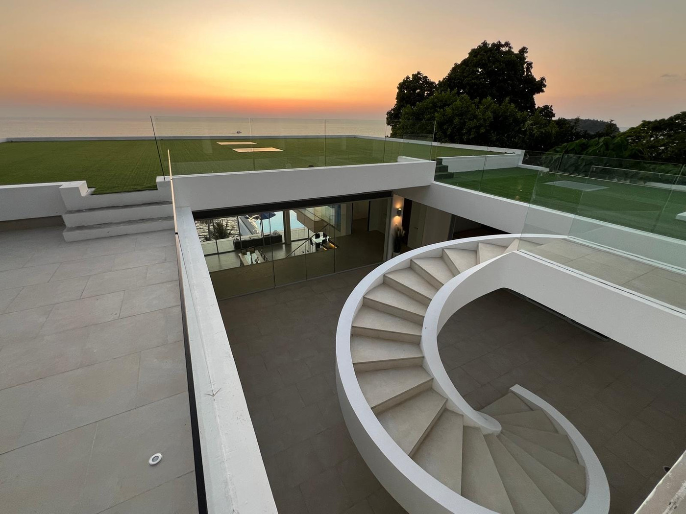 Baan Perwah – Villa de 8 chambres en bord de mer à louer à long terme à Kata