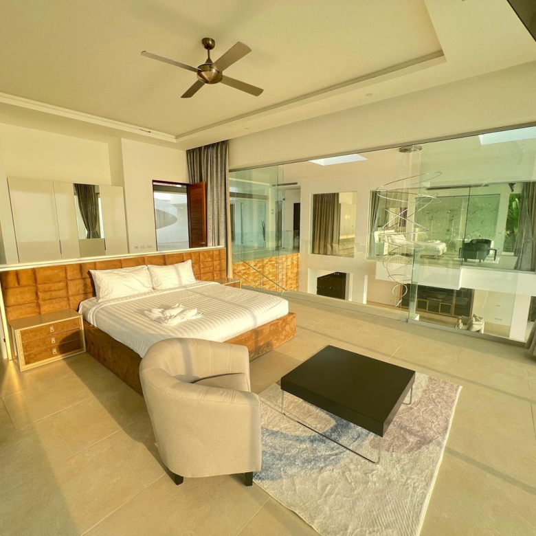Baan Perwah – Villa de 8 chambres en bord de mer à louer à long terme à Kata