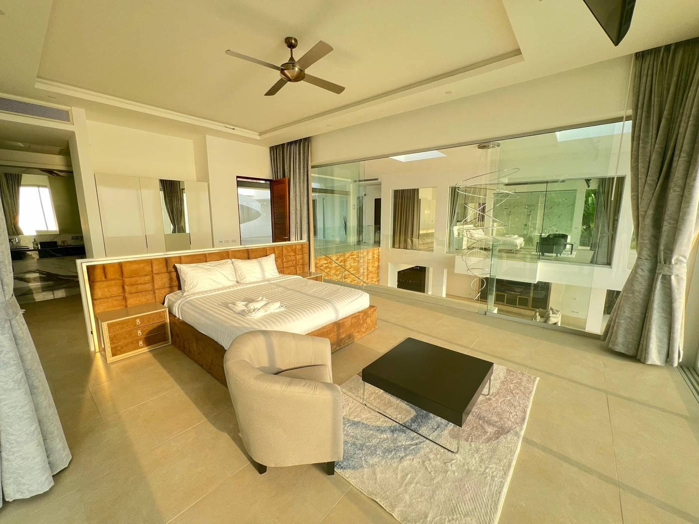 Baan Perwah – Villa de 8 chambres en bord de mer à louer à long terme à Kata