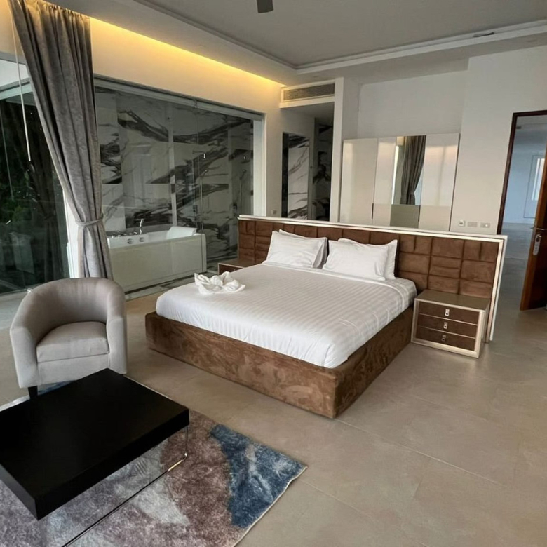 Baan Perwah – Villa de 8 chambres en bord de mer à louer à long terme à Kata