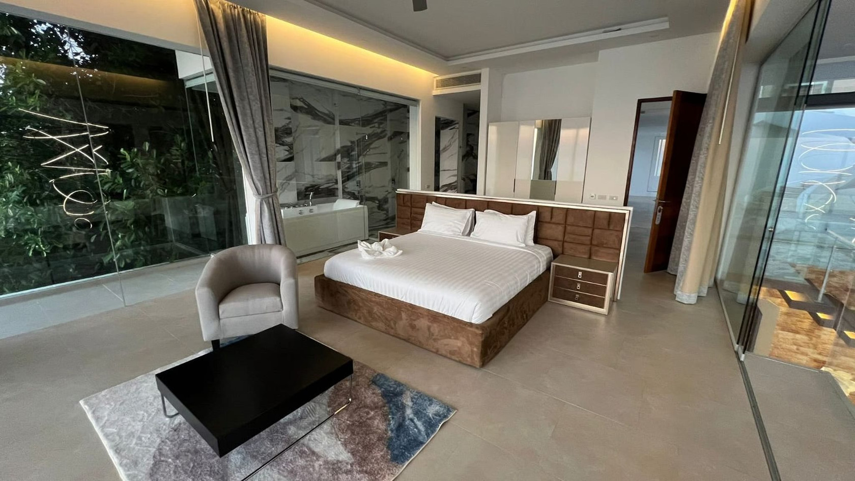 Baan Perwah – Villa de 8 chambres en bord de mer à louer à long terme à Kata