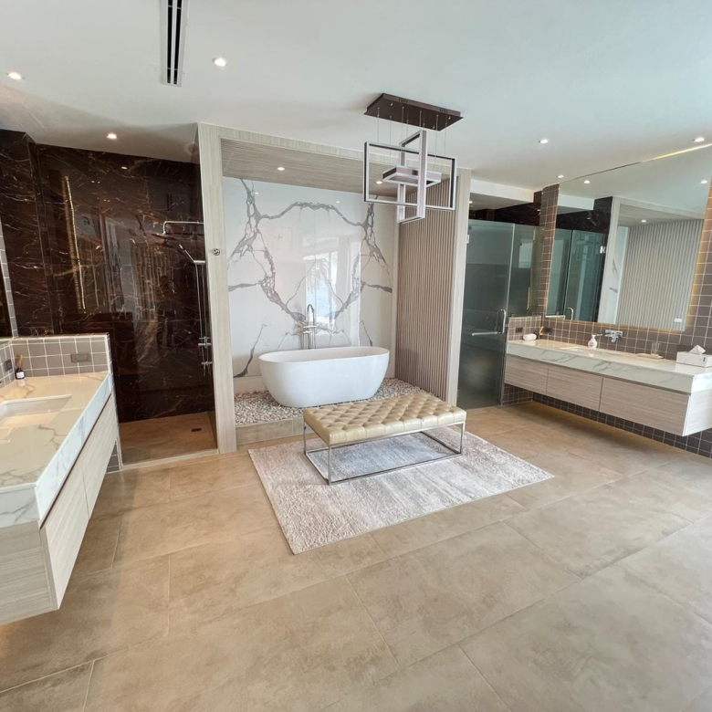 Baan Perwah – Villa de 8 chambres en bord de mer à louer à long terme à Kata