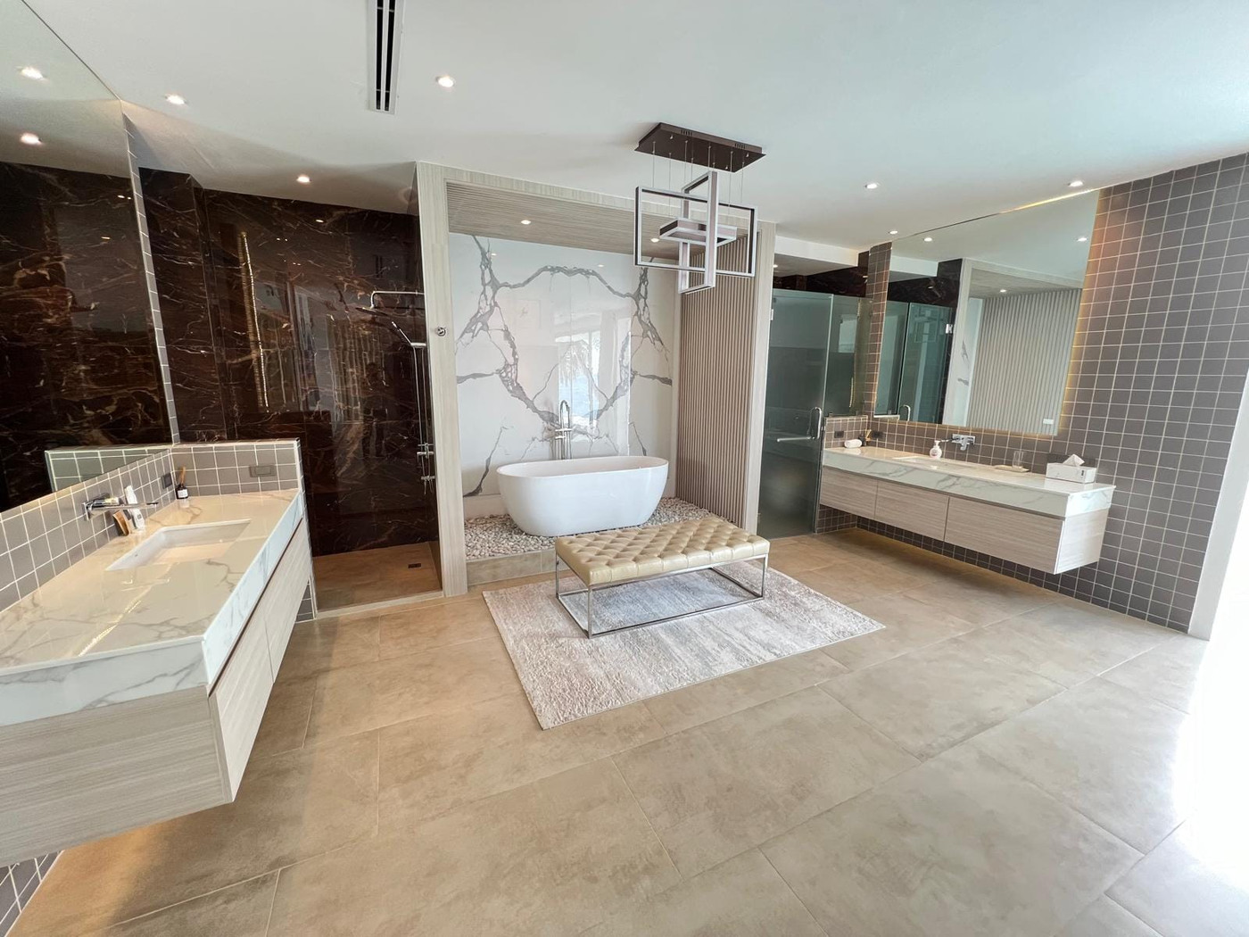 Baan Perwah – Villa de 8 chambres en bord de mer à louer à long terme à Kata