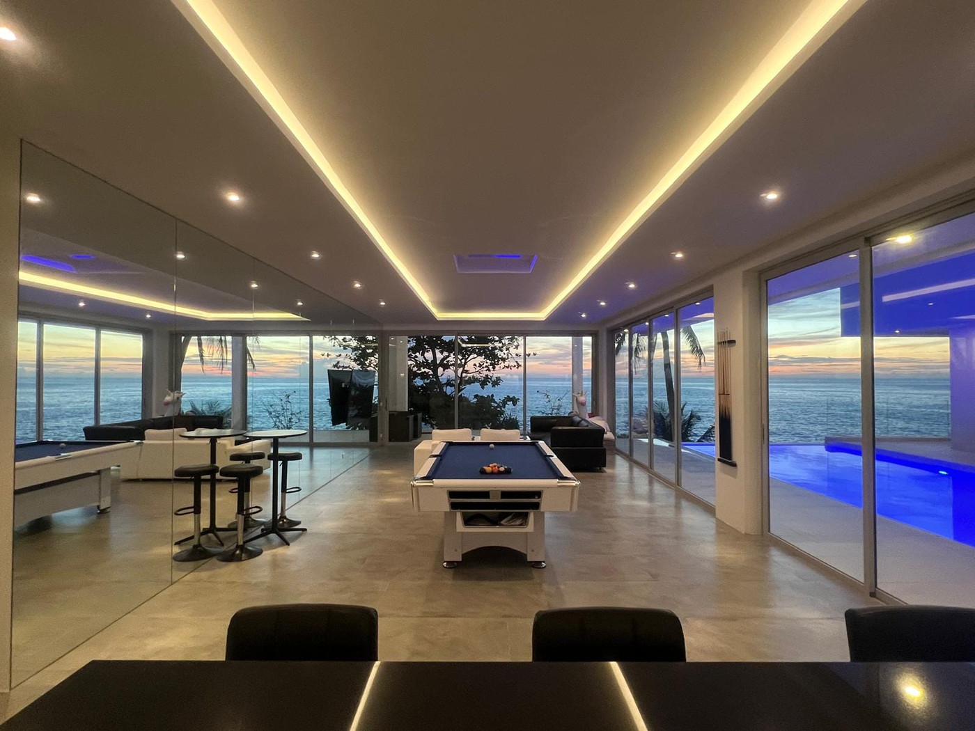 Baan Perwah – Villa de 8 chambres en bord de mer à louer à long terme à Kata