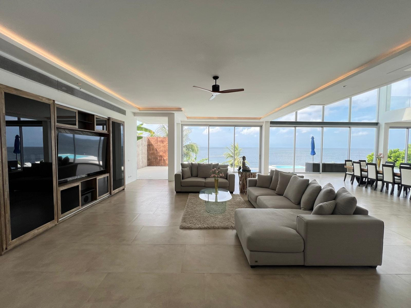 Baan Perwah – Villa de 8 chambres en bord de mer à louer à long terme à Kata