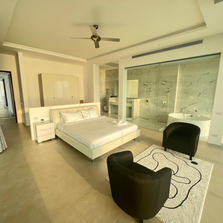 Baan Perwah – Villa de 8 chambres en bord de mer à louer à long terme à Kata
