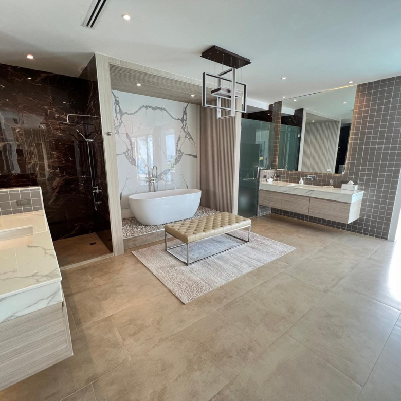 Baan Perwah – Villa de 8 chambres en bord de mer à louer à long terme à Kata