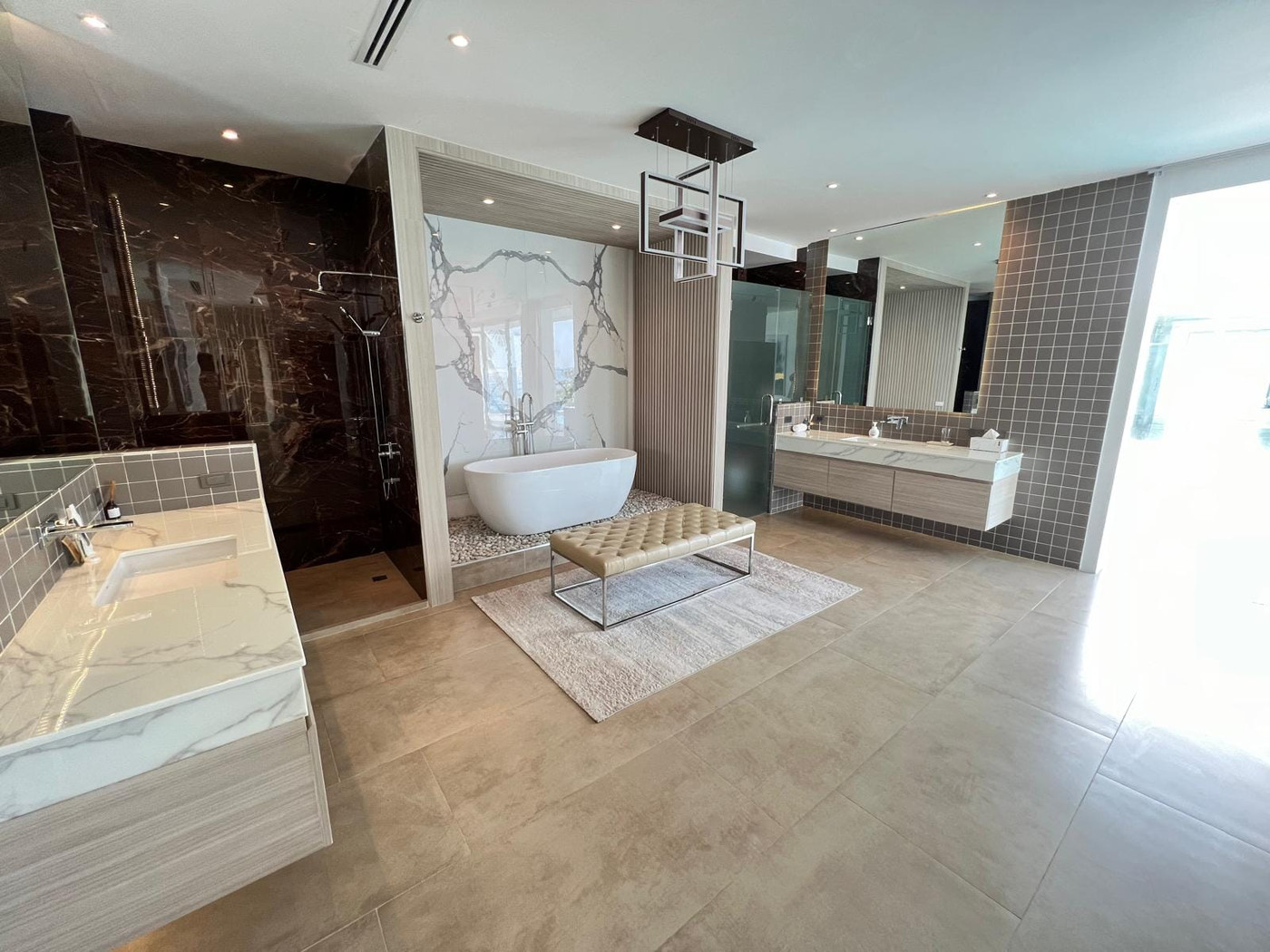 Baan Perwah – Villa de 8 chambres en bord de mer à louer à long terme à Kata