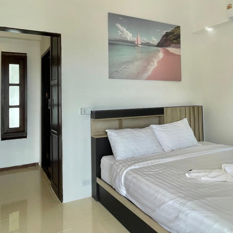 Baan Perwah – Villa de 8 chambres en bord de mer à louer à long terme à Kata