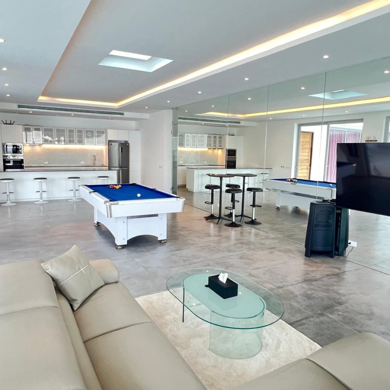 Baan Perwah – Villa de 8 chambres en bord de mer à louer à long terme à Kata