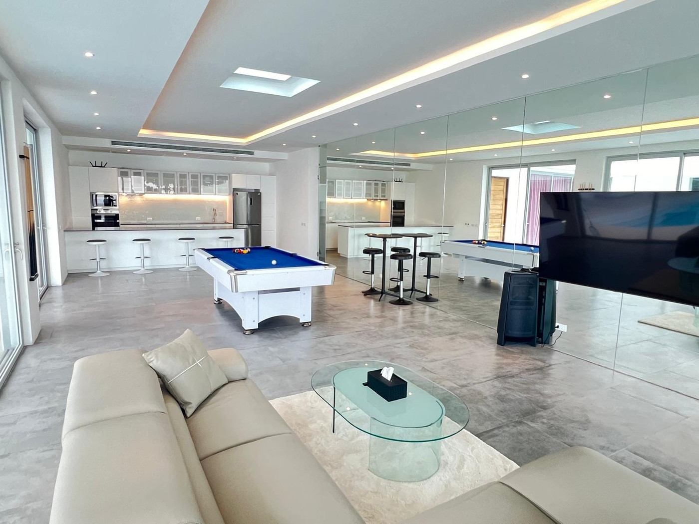 Baan Perwah – Villa de 8 chambres en bord de mer à louer à long terme à Kata