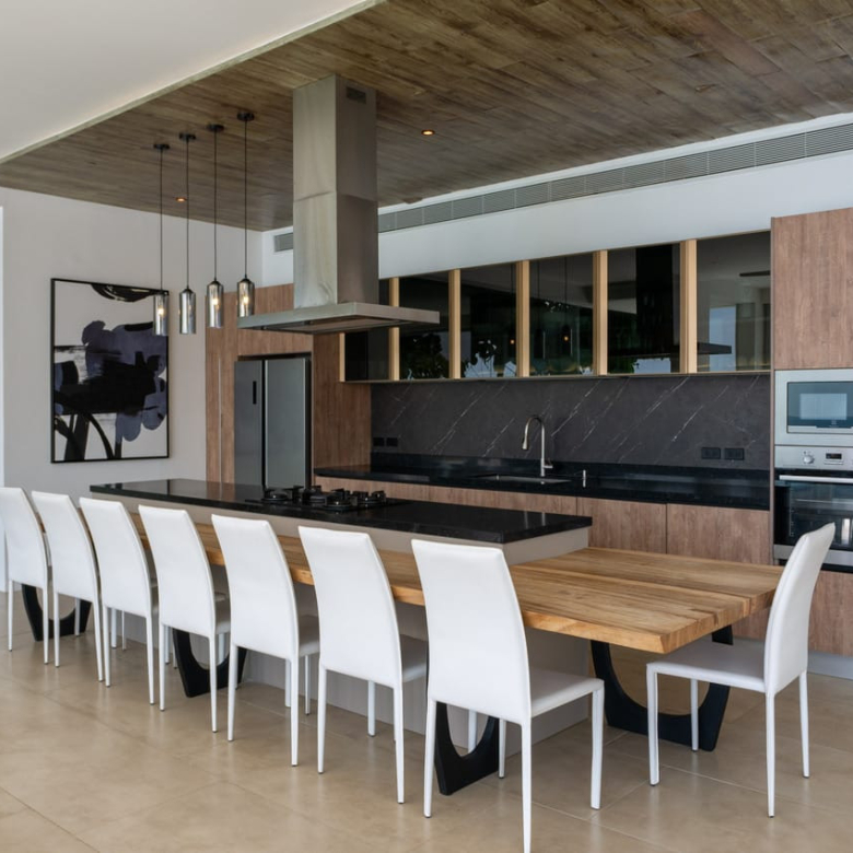 Baan Perwah – Villa de 8 chambres en bord de mer à louer à long terme à Kata