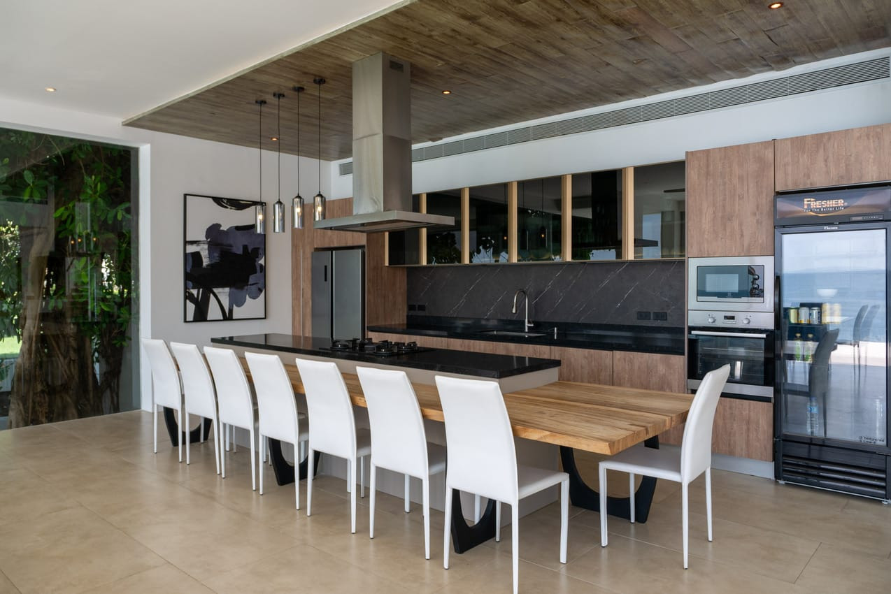 Baan Perwah – Villa de 8 chambres en bord de mer à louer à long terme à Kata