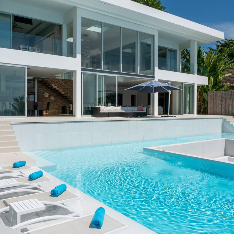 Baan Perwah – Villa de 8 chambres en bord de mer à louer à long terme à Kata