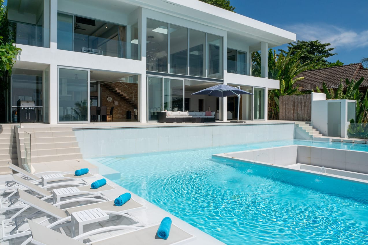 Baan Perwah – Villa de 8 chambres en bord de mer à louer à long terme à Kata