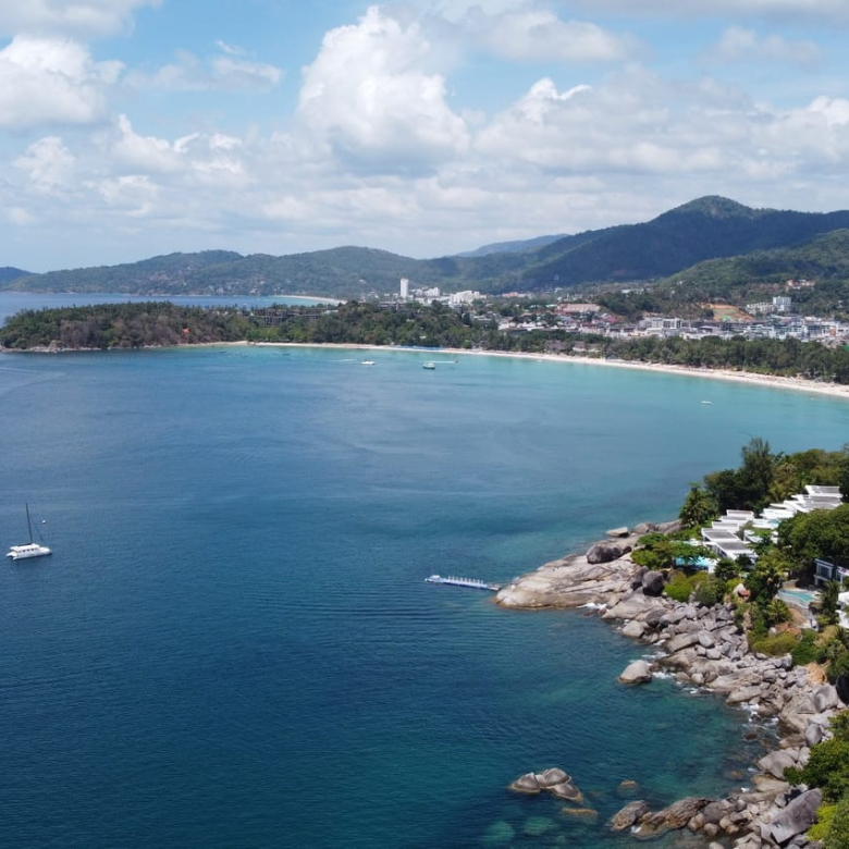 Baan Perwah – Villa de 8 chambres en bord de mer à louer à long terme à Kata
