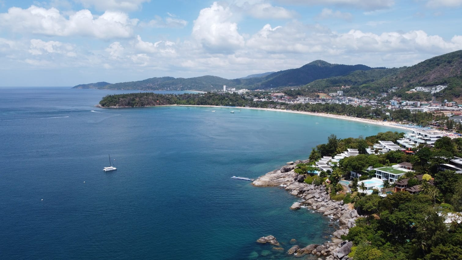 Baan Perwah – Villa de 8 chambres en bord de mer à louer à long terme à Kata