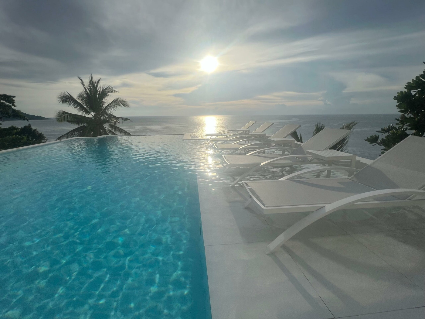 Baan Perwah – Villa de 8 chambres en bord de mer à louer à long terme à Kata