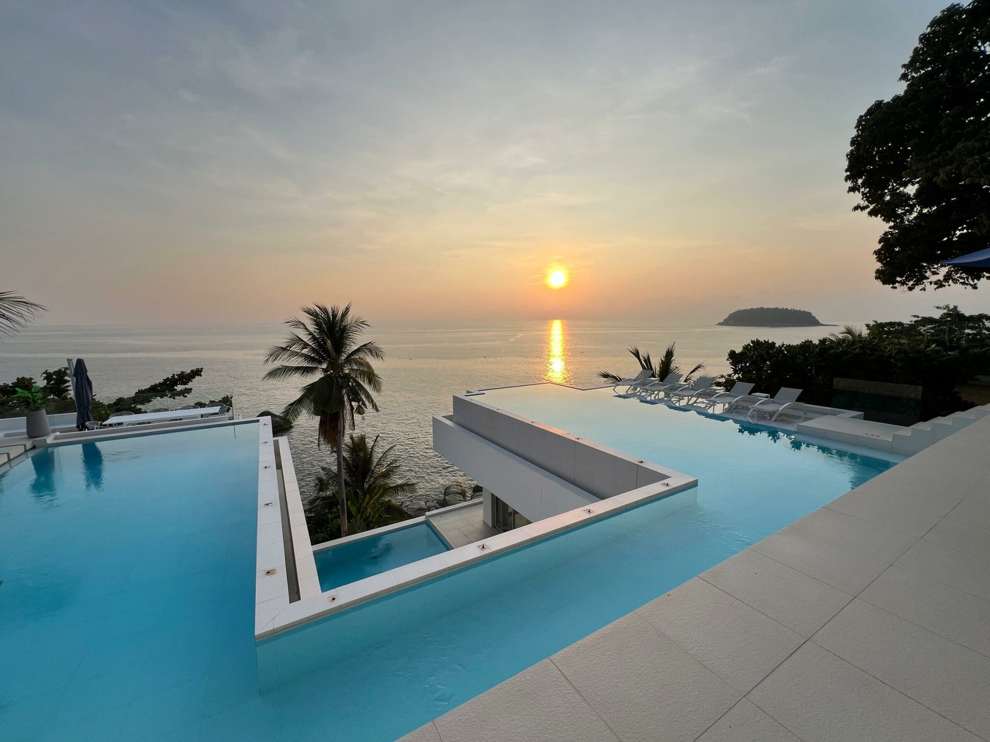 Baan Perwah – Villa de 8 chambres en bord de mer à louer à long terme à Kata