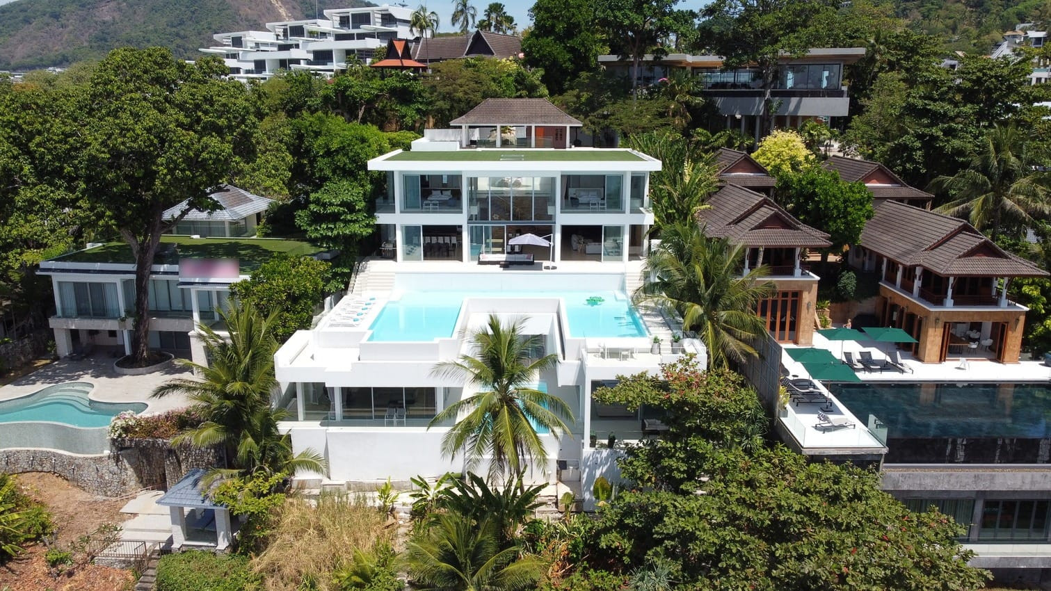Baan Perwah – Villa de 8 chambres en bord de mer à louer à long terme à Kata