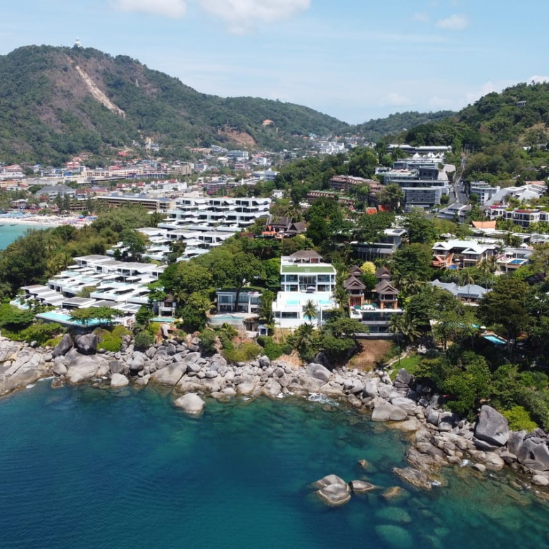 Baan Perwah – Villa de 8 chambres en bord de mer à louer à long terme à Kata