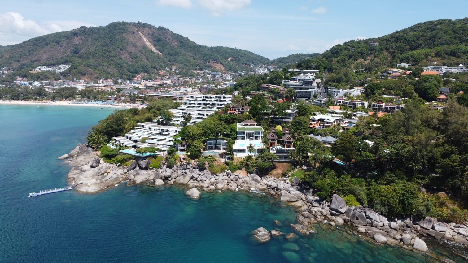Baan Perwah – Villa de 8 chambres en bord de mer à louer à long terme à Kata