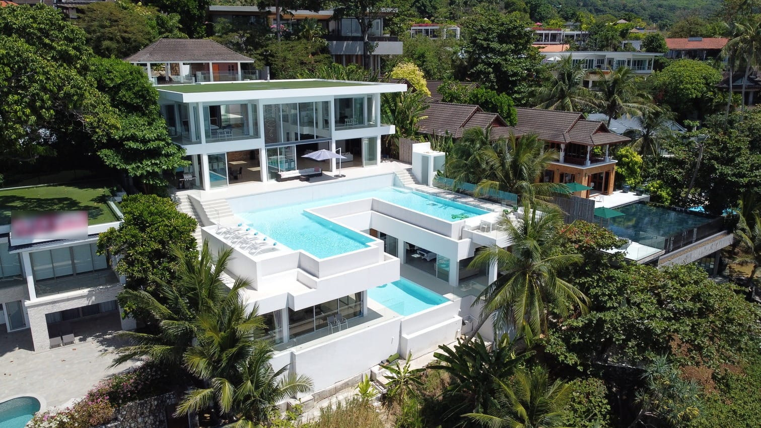 Baan Perwah – Villa de 8 chambres en bord de mer à louer à long terme à Kata