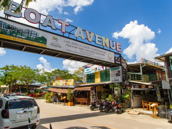 Espaces commerciaux situés sur Boat Avenue à Cherng Talay, Phuket, Thaïlande