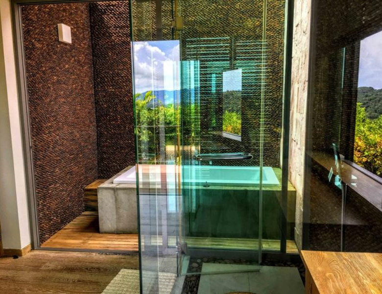 Villa de 4 chambres avec vue sur mer à vendre à Layan Phuket, dans le complexe La Colline