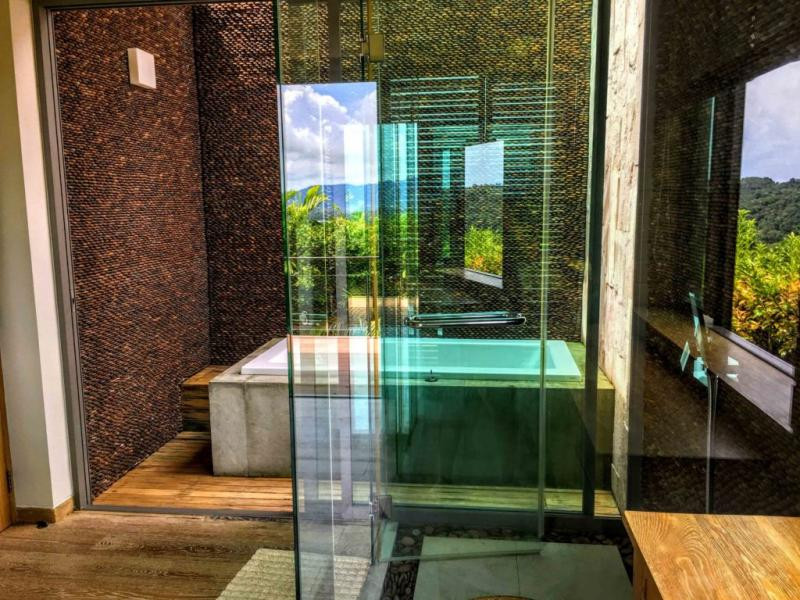Villa de 4 chambres avec vue sur mer à vendre à Layan Phuket, dans le complexe La Colline