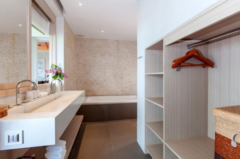 Propriété privée de 18 chambres avec vue sur mer à vendre à Layan, Phuket