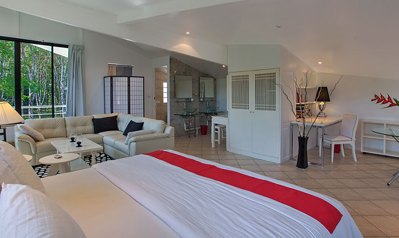 Domaine privé de 5 villas à vendre près de la marina d'Ao Po, Phuket