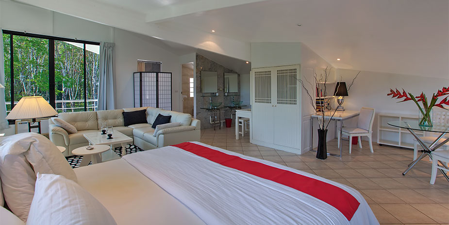 Domaine privé de 5 villas à vendre près de la marina d'Ao Po, Phuket