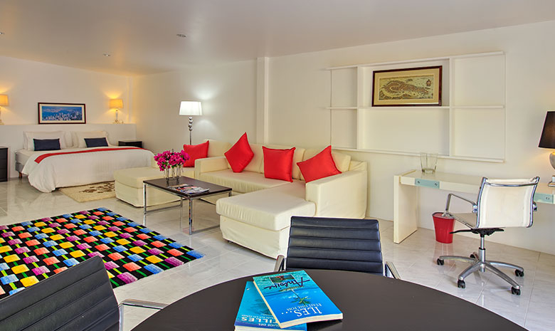 Domaine privé de 5 villas à vendre près de la marina d'Ao Po, Phuket