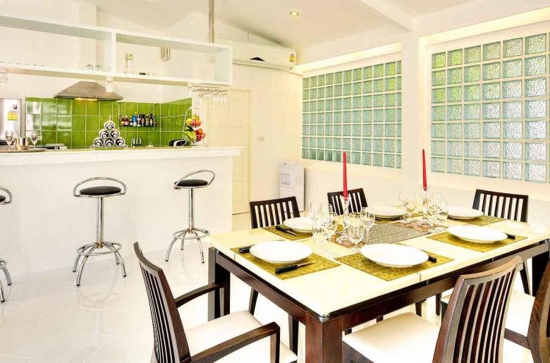 Domaine privé de 5 villas à vendre près de la marina d'Ao Po, Phuket