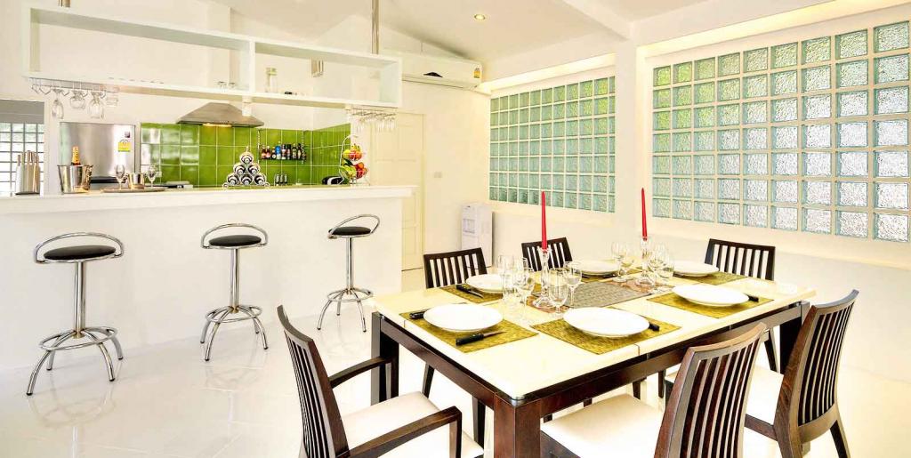 Domaine privé de 5 villas à vendre près de la marina d'Ao Po, Phuket