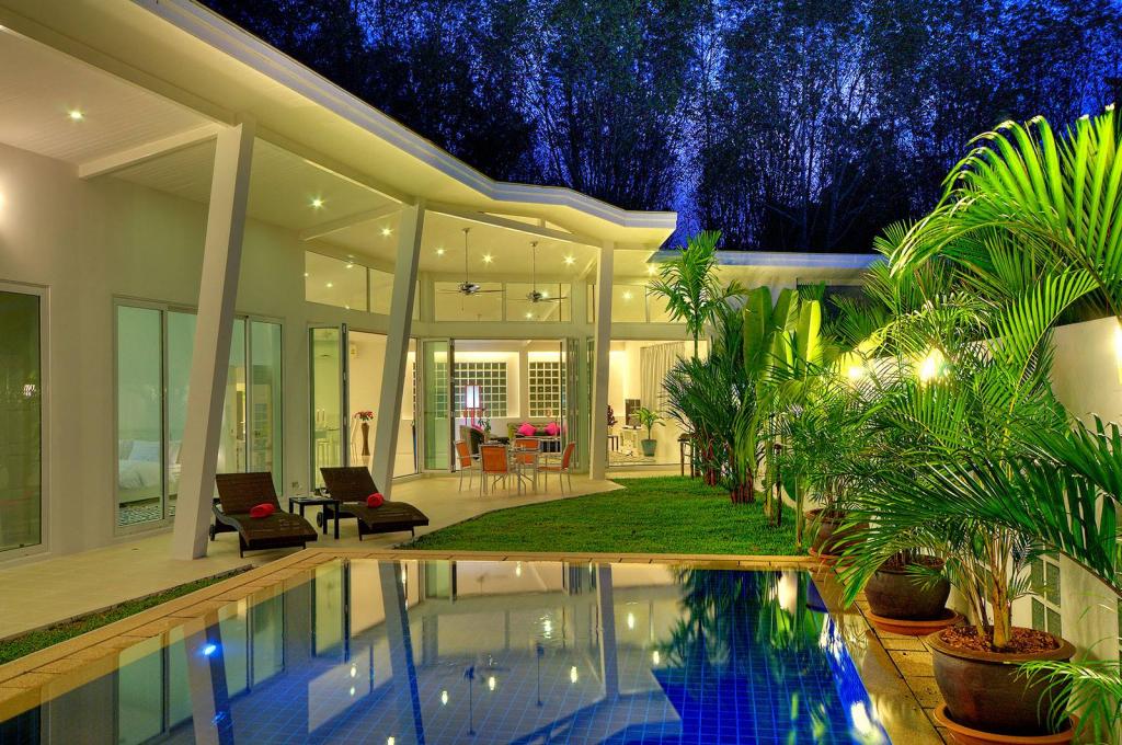 Domaine privé de 5 villas à vendre près de la marina d'Ao Po, Phuket