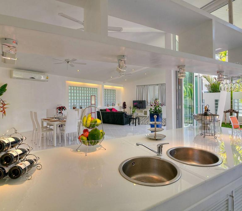 Domaine privé de 5 villas à vendre près de la marina d'Ao Po, Phuket