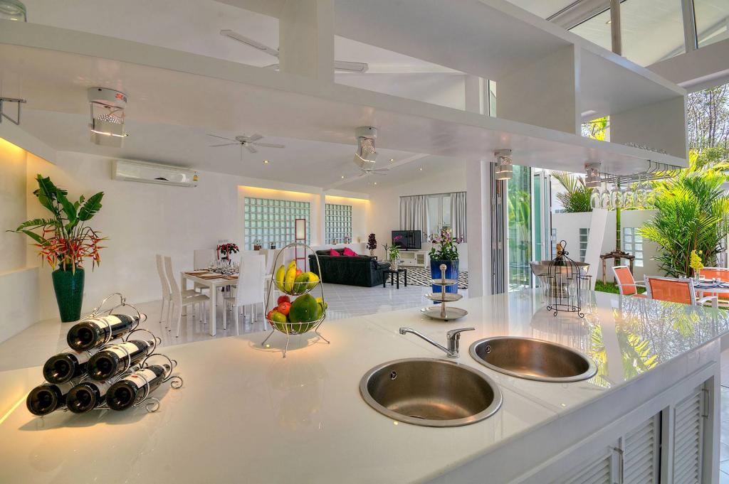 Domaine privé de 5 villas à vendre près de la marina d'Ao Po, Phuket