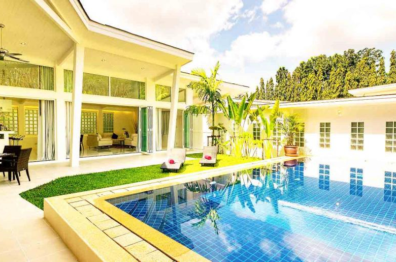 Domaine privé de 5 villas à vendre près de la marina d'Ao Po, Phuket