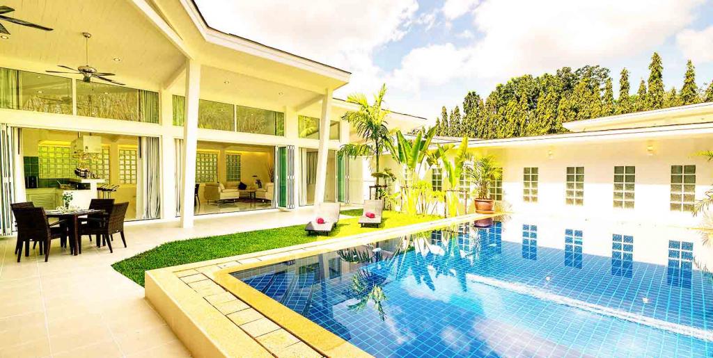 Domaine privé de 5 villas à vendre près de la marina d'Ao Po, Phuket